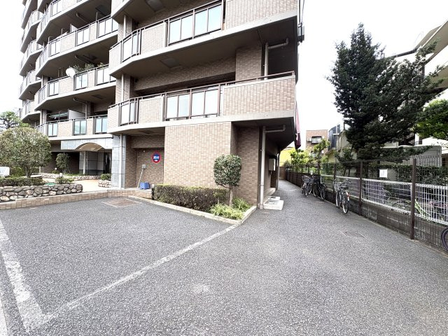 マンション周りにゆとりの敷地があり、陽当たりの良さを確保しやすく♪