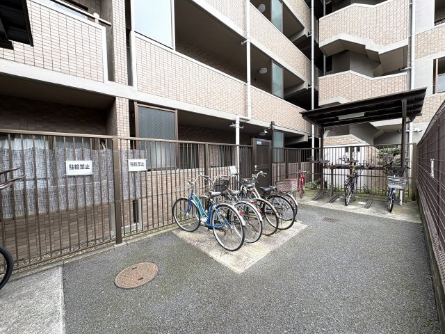 自転車利用の方にも嬉しい敷地内駐輪場♪