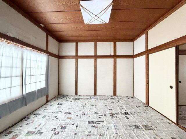 広さにゆとりのある和室で、続き間としても利用できる間取り。窓からの採光もあり明るさを確保しています。押入収納も備え、実用性も十分。家族構成に合わせて柔軟に使える空間です。