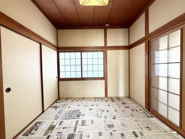 障子からやわらかな光が差し込む落ち着いた和室。木目の天井や柱が趣を感じさせ、心安らぐ空間です。寝室や客間、くつろぎスペースなど多用途に活用可能。和の温もりを感じられる一室です。