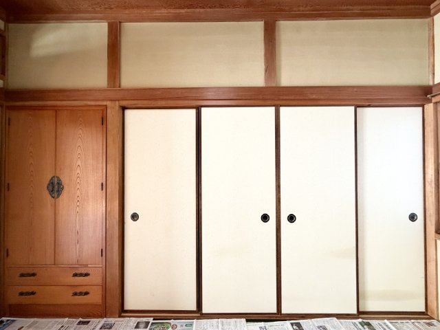 襖収納に加え、造り付けの箪笥収納を備えた充実の収納スペース。布団や季節物の衣類もしっかり収まります。木の風合いが美しく、和室の雰囲気にも調和。収納力が高く、お部屋をすっきりと保てるのが魅力です。