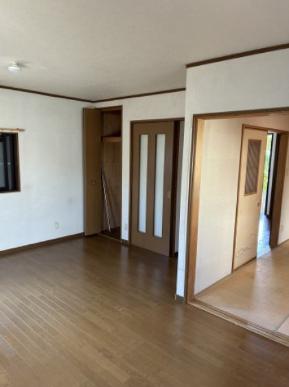 【リフォーム前画像：LDK12帖】クロス貼替え、床フロアタイル張替え、ダウンライト設置、リペア・ハウスクリーニング後のお引渡しです☆