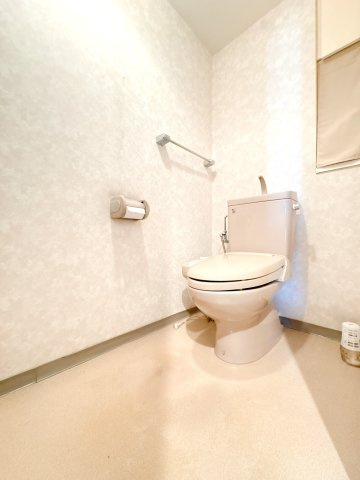 温水洗浄機付きのトイレになります♪