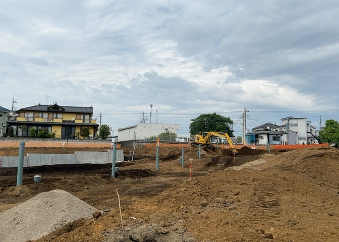 土地の面積＝住宅面積ではありません。建ぺい率の問題などで、土地のある場所によって住宅を建てられる面積は限られています。高さもしかり、「土地」という言葉の中には、建築条件も含まれると考えておきましょう。