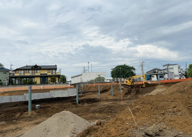 家を建てる場合、方位は要チェックです。現実的に日当たりのよい家ならばリビングは南側、建築基準法でも北側に当たる家への配慮は求められています。土地を見学に行く際は、方位磁針を持って行くようにしましょう。