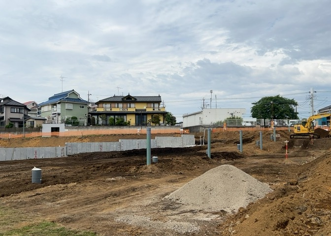 土地の前の道路に消火栓が設置されていることがあります。この場合、道路交通法第45条第1項により、駐車禁止の場所が指定されています。そのため、車庫などの駐車スペースをつくることができない場合があります。