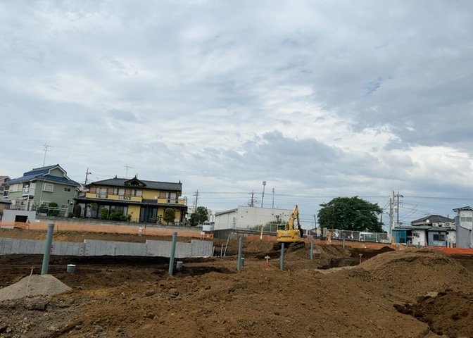 土地購入を検討されている場合、境界杭がない状態で購入してしまうと境界確定測量をする必要があり、費用がかかります。購入の前に、売主、隣土地所有者立ち合いのもと境界を確定し境界杭を設置するのがベストです。