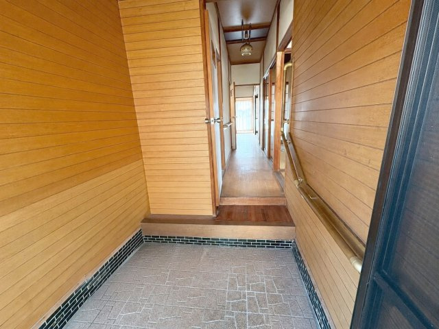 木材の温かみが感じられる玄関です！　（※AI加工により家具・小物を消去しています）