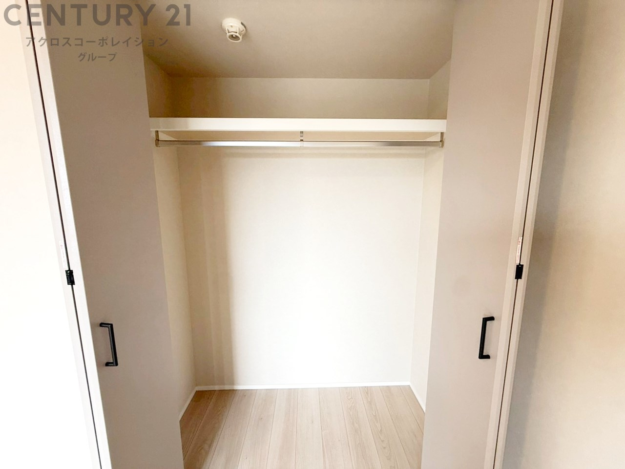 第一種低層住居専用地域に立地する低層3階建てで、落ち着いた街並み。