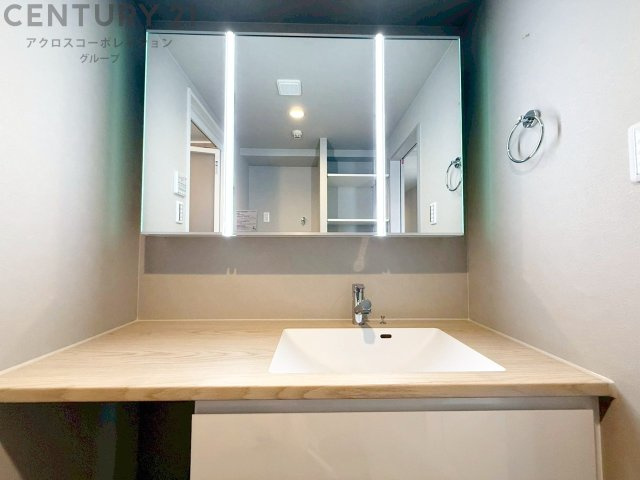 温水洗浄便座付トイレは温水洗浄機能により、暖かい水でおしりを洗浄することができ、冷たい水を使う従来の便座に比べ、温水洗浄機能で暖かいトイレを提供し、快適な使用を可能にします。