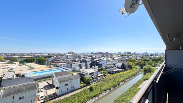 素敵でいい眺めですね。開放的な吹抜けから自然な光が降り注ぐ　