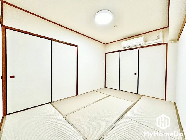リビングに隣接する落ち着きのある和室は、寛ぎのひとときに最適。扉を開ければ広々とした一体感、閉めればプライベート空間として使える多用途な魅力が詰まっています。