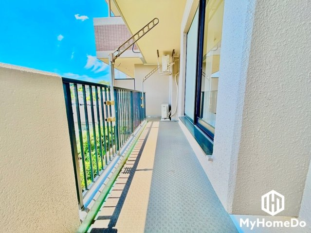 陽射したっぷり。洗濯物がよく乾く広々バルコニーです。