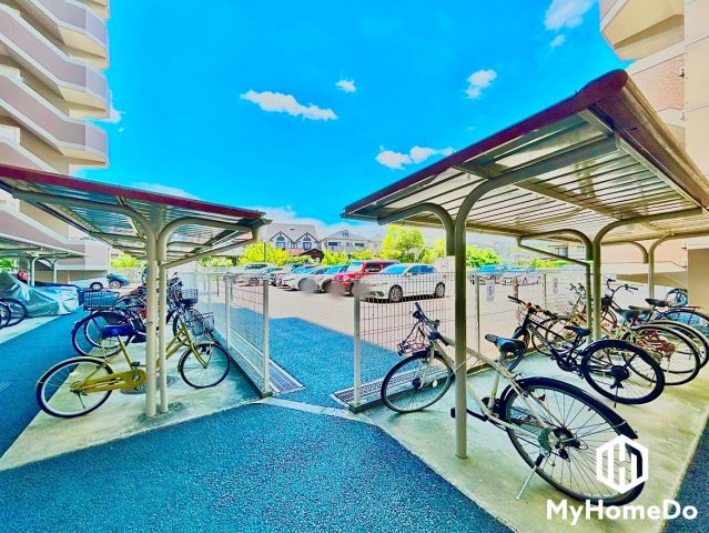 屋根付きなので、雨や風、直射日光から自転車を守ることができます。