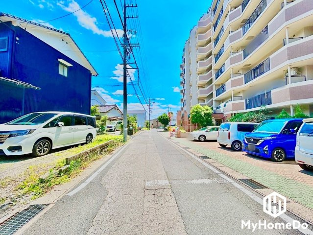 街路樹の緑も感じられる、見通しのよい街並みです