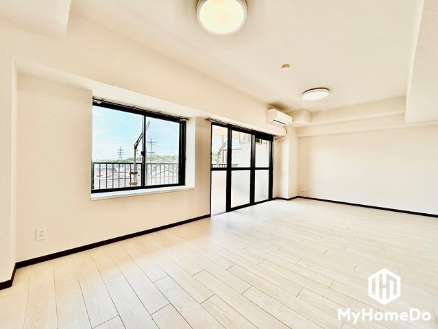 明るい光の差し込むLDKはゆったりとした家族団欒の場に。
