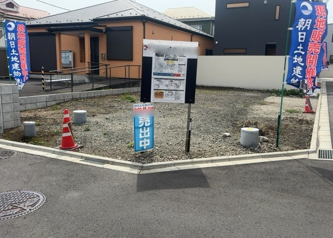 土地の形が極端に長細かったり、狭小地、あるいは道路との高低差がある傾斜地だった場合、後々売ろうとしても買い手がつかない場合もあります。後々、売却することになった時に価値の下がらない土地を選びましょう。