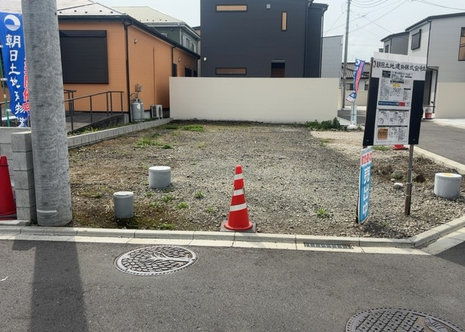 土地の面積＝住宅面積ではありません。建ぺい率の問題などで、土地のある場所によって住宅を建てられる面積は限られています。高さもしかり、「土地」という言葉の中には、建築条件も含まれると考えておきましょう。