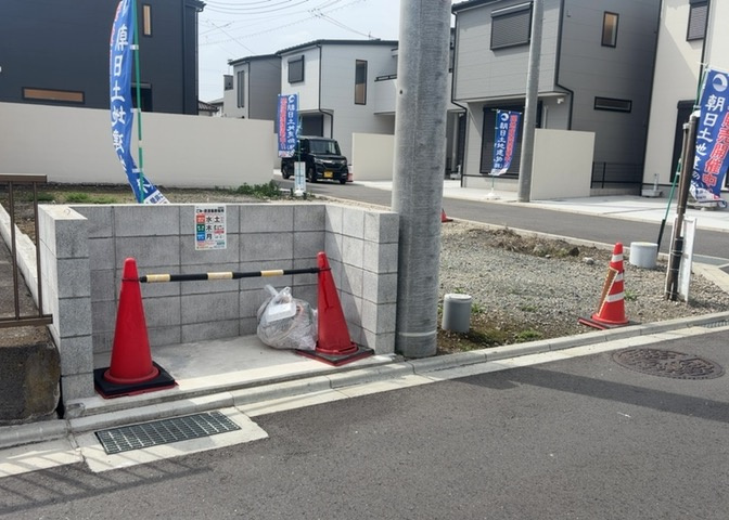 家を建てる場合、方位は要チェックです。現実的に日当たりのよい家ならばリビングは南側、建築基準法でも北側に当たる家への配慮は求められています。土地を見学に行く際は、方位磁針を持って行くようにしましょう。