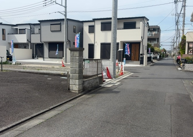 土地の前の道路に消火栓が設置されていることがあります。この場合、道路交通法第45条第1項により、駐車禁止の場所が指定されています。そのため、車庫などの駐車スペースをつくることができない場合があります。
