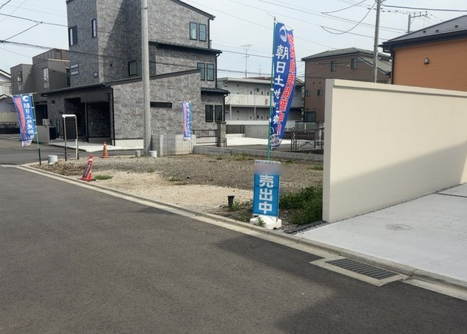 現地に行くなら、物件の周囲の地形がどうなっているかを見ることも大切です。周辺より低くなっている土地では、大雨などで水が集まりやすいため、地盤が弱くなっているということも考えられるため、注意が必要です。