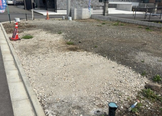 土地購入を検討されている場合、境界杭がない状態で購入してしまうと境界確定測量をする必要があり、費用がかかります。購入の前に、売主、隣土地所有者立ち合いのもと境界を確定し境界杭を設置するのがベストです。