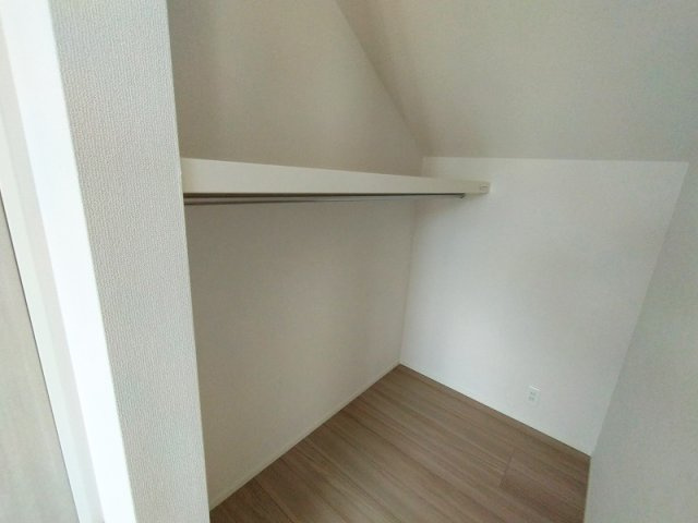お洋服選びが楽しくなる広々ウォークインクローゼット。
