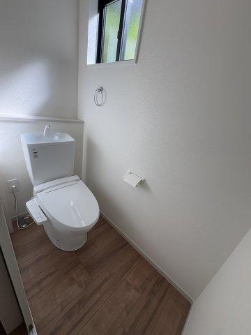 施工例。1階のトイレです。施工例は完成時と異なる場合があります。