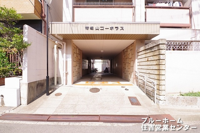 重厚感のあるエントランスです！
