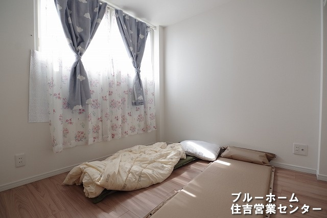 約3.2帖の洋室です！お部屋には収納や窓があります！