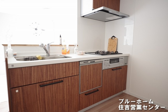 3口コンロ・食洗機等、設備充実のシステムキッチンです！