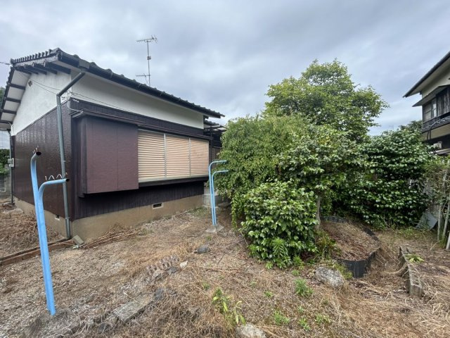 植樹されていますが、広い庭です。日当たりもとても良いです。
