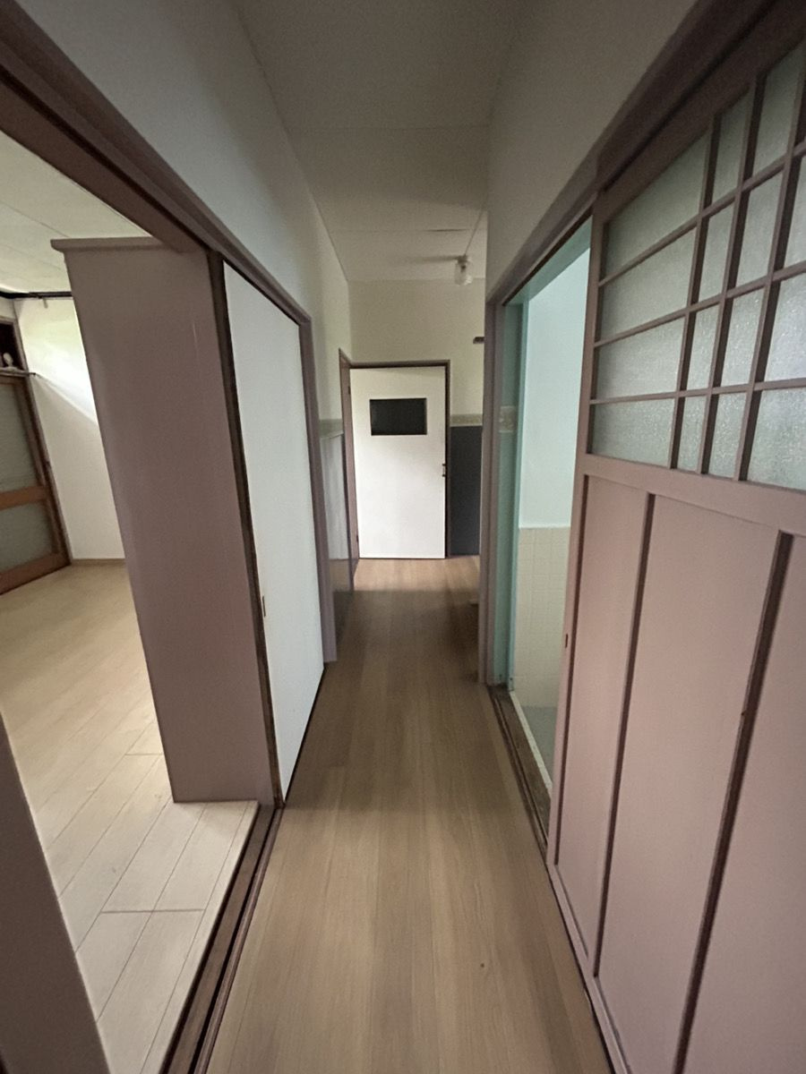 中央に廊下があります。玄関からキッチンまでの導線となります。