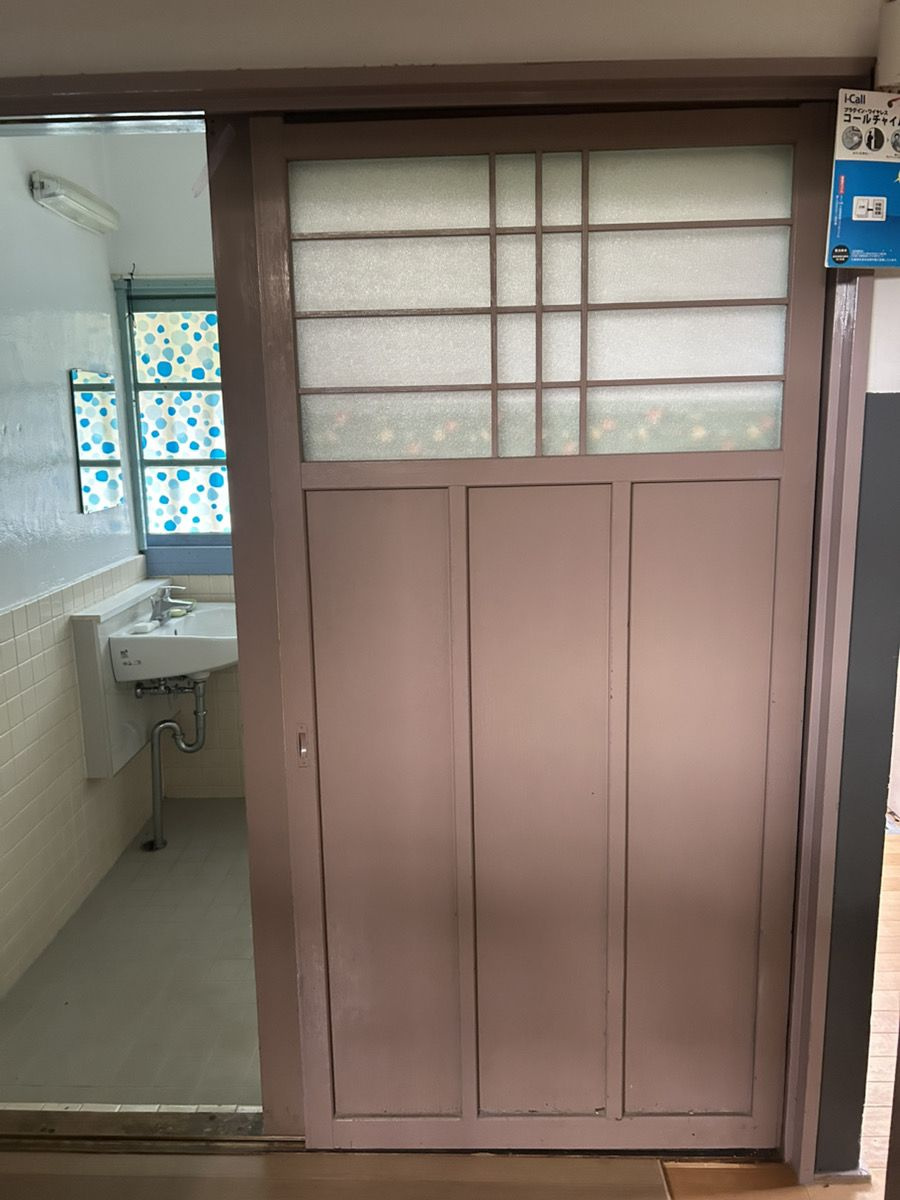 建具がレトロ感がありますが、おしゃれでかわいい感じです。