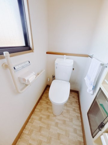 ■トイレ｜1階、2階にもトイレをご用意しております♪窓付きなので常に換気もでき、綺麗保てます♪