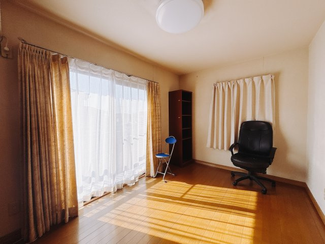 ■2階洋室｜ナチュラルカラーの床です。模様替えなどとても楽しく工夫できます♪陽当たり、風通しもとても良いので毎日快適な生活スタートです！子供部屋にも良いですね♪
