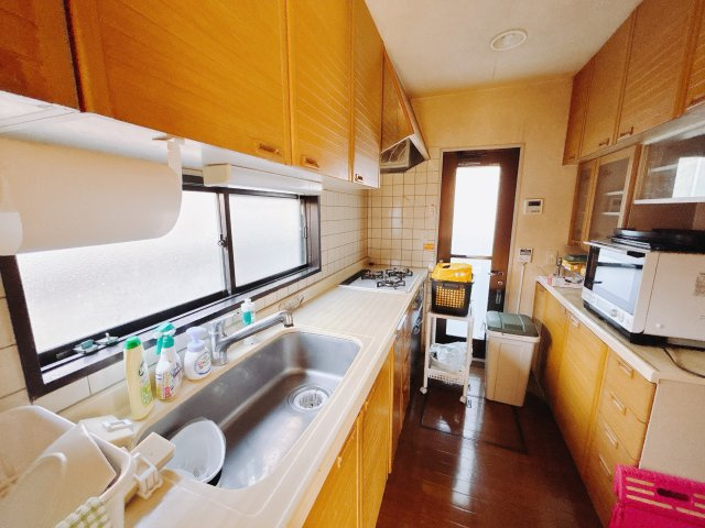 ■キッチン｜ワークトップ下には、圧力鍋やパスタ鍋などのかさばる調理器具もラクラク収納可能なスライド収納！ものが溢れがちなキッチン回りもスッキリきれいに管理ができます♪