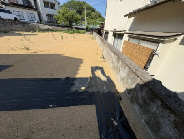 隣接地との位置関係を確認できる写真。現地では土地の広さや高低差、周辺建物との距離感などもご確認いただけます。実際に現地をご覧いただくことで、土地のスケール感や住環境の良さをより実感していただけます。