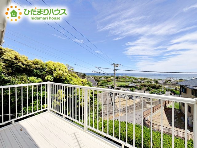 広々バルコニーでお布団や洗濯物がたくさん干せるだけでなく、周囲の視線を気にせずにプライベートな時間を過ごすリラックス空間としても使えますね♪