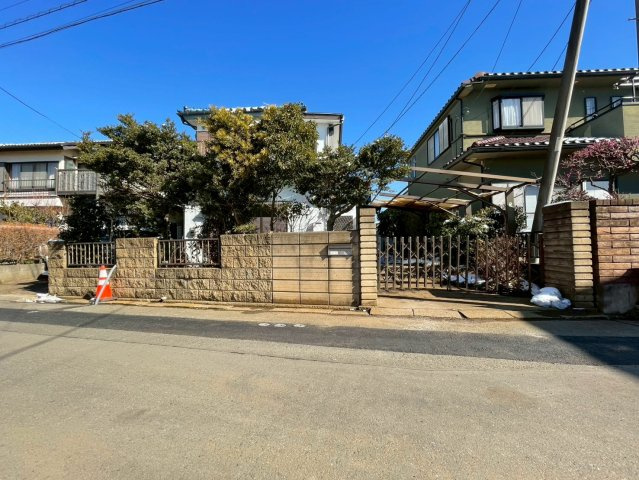 静かな街並みに溶け込むゆとりの土地。建築条件なしだから、理想の間取りやデザインを自由に描けます。家族の未来をこの場所から始めてみませんか。　