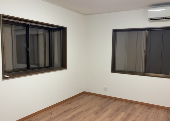 寝室でゆっくりと過ごすためにはベッド周りの適度な空間を担保することや窓の位置、照明の明るさ、寝室の広さなどを考える必要があります。自身や家族の構成とライフスタイルに併せて寝室にする部屋を選びましょう！