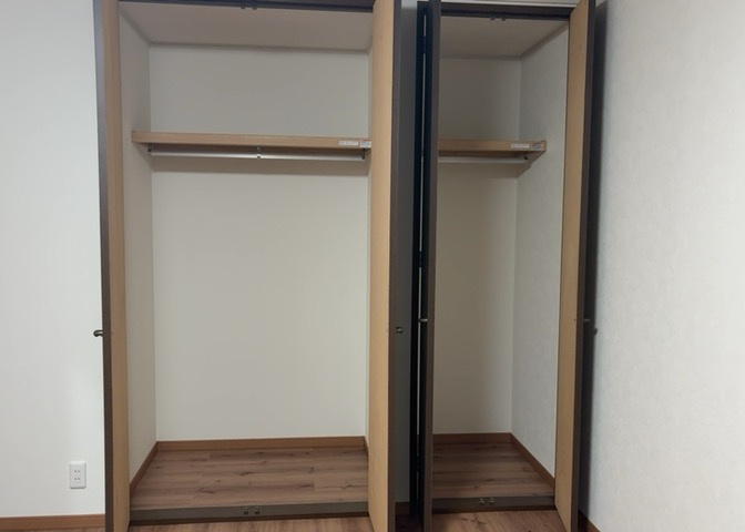 デザイン性を重視しすぎて収納が少なかった！なんてことにならないため、事前に現地で収納の数を確認しておくことをお勧めします。クローゼット以外にも床下収納や屋根裏収納、パントリーなどもチェックしましょう。