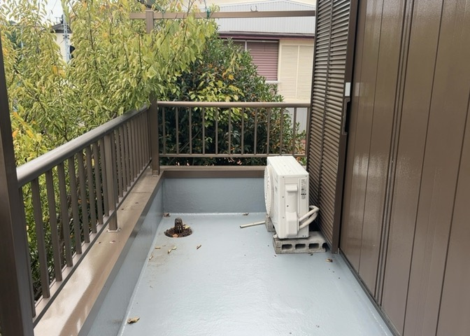 バルコニーは、室外の専用スペースのうち、「屋根がなく開放された空間」であるものを指します。ベランダより広いタイプのものが多く、日当たりもよいため家庭菜園などを楽しみたい人にとって適した環境となります。