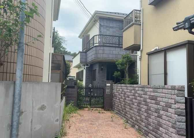 住宅用の土地では前面道路に2m以上接していなければならないと法律で定められています。しかし、お持ちの車のサイズやライフスタイルなどにより、2mでは利便が悪い場合もございますので、事前に確認しましょう。