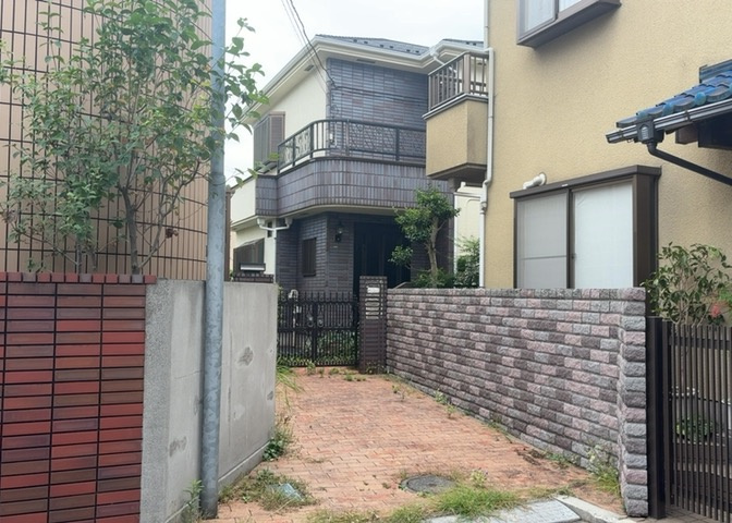 お持ちの車種によっては前面道路が広い方が便利でしょう。しかし、前面道路が広ければその分交通量が多くなるため、騒音などが気になる場合があります。実際に現地を見学し、周辺交通量や騒音などを確認しましょう！