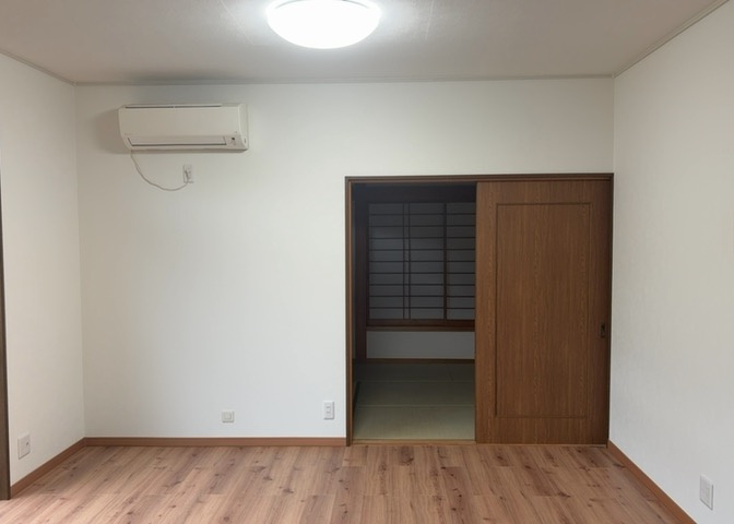 直線タイプはLとDKを一直線に並べた形で対面キッチンのタイプです。一般的なのでよく見かけるかもしれません。直線タイプに似た直接アイランドタイプは、キッチンとダイニングの間に壁がない分広く感じられます。