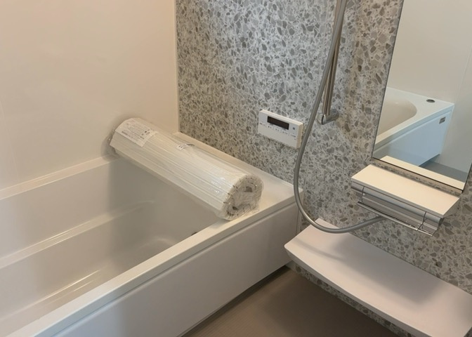 入浴時の快適さも大事なことですが、綺麗な状態を維持できなければ気持ちよく入浴できません。毎日の掃除が楽という点は大事なポイントになります！カビが生えにくく掃除がしやすい、壁や浴槽を選ぶといいでしょう。