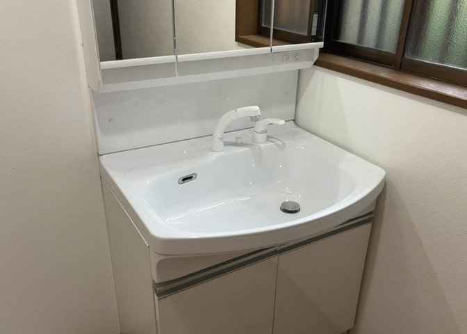 洗面化粧台では顔を洗ったり、身だしなみを整えることが本来の使い方ですが、用途によっては洗面化粧台に求められる機能が違ってくるため、ご自身や家族のライフスタイルに合ったものを選ぶことをおすすめ致します。
