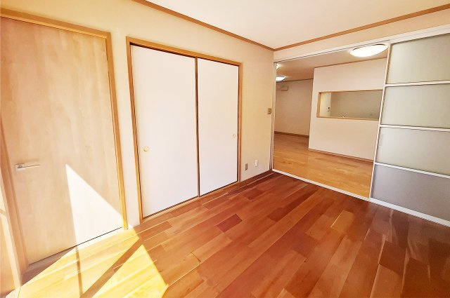 洋室1：約6帖の洋室1はLDKと隣接。一体利用すれば約25帖のゆとりある空間に。押入付き。