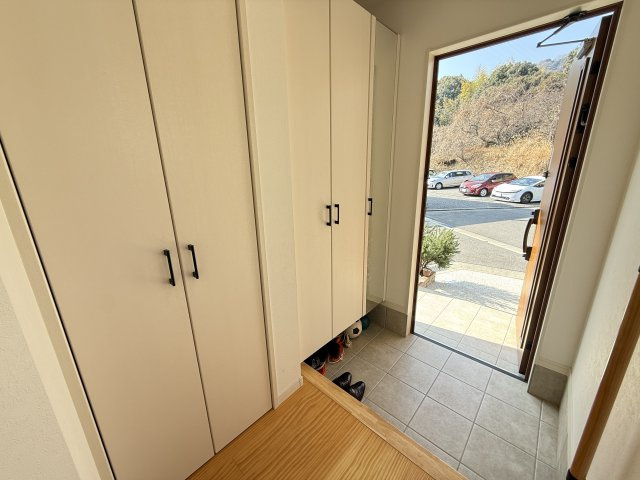 天井まで高さのある大容量シューズボックスを備えた玄関収納。ご家族分の靴はもちろんブーツや長靴などもすっきり収まります。下部に空間がありよく使う靴をさっと出し入れできる使い勝手の良い設計で常に整った印象